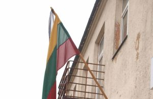 Rokiškėnams Ukrainos skausmas – svetimas? Daugiausia vėliavų su gedulo ženklais - Nepriklausomybės aikštėje. L. Dūdaitės nuotr.