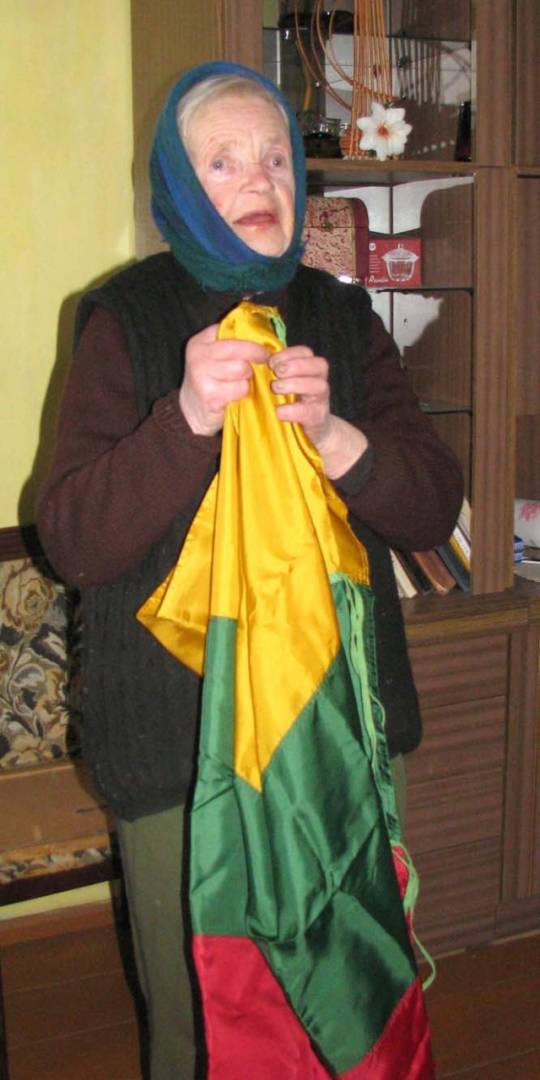 Naują vėliavą įsigijo Maironio gatvės gyventoja Monika Kepalienė. Senosios