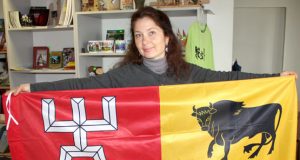 TIC vyriausiosios buhalterės Romualdos Dičės rankose – miesto vėliava. N.Byčkovskio nuotr.