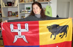 Rokiškio gimtadieniui – miesto vėliava TIC vyriausiosios buhalterės Romualdos Dičės rankose – miesto vėliava. N.Byčkovskio nuotr.