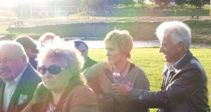 Seniūnaitijos susirinkimo dalyviams dainavo Ona Viduolienė. Šalia – seniūnaitis S.Mekšėnas. L.Dūdaitės nuotr.