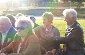 Seniūnaitijos susirinkimo dalyviams dainavo Ona Viduolienė. Šalia – seniūnaitis S.Mekšėnas. L.Dūdaitės nuotr.