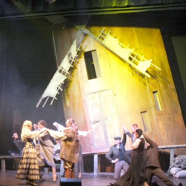 Miuziklas „Velnio nuotaka“ po dvejų metų derybų pagaliau suvaidintas ir Rokiškyje. A. Minkevičienės nuotr. Miuziklas „Velnio nuotaka“ po dvejų metų derybų pagaliau suvaidintas ir Rokiškyje. A. Minkevičienės nuotr.