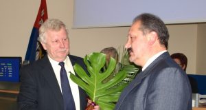 Rajono savivaldybės administracijos direktorius A.Jočys (dešinėje) pasveikino išrinktąjį savo pavaduotoją R.Velykį. L.Dūdaitės nuotr.