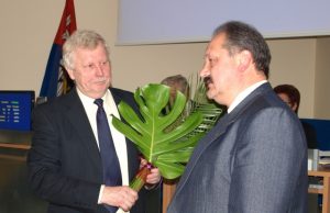 Į pavaduotojo postą – vienintelis kandidatas Rajono savivaldybės administracijos direktorius A.Jočys (dešinėje) pasveikino išrinktąjį savo pavaduotoją R.Velykį. L.Dūdaitės nuotr.