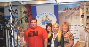 Rajono verslininkų paviljonų neaplenkė rokiškėnų produkcija susižavėjęs stipriausias žmogus Žydrūnas Savickas (antras iš kairės). Asmeninio archyvo nuotr.