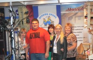 Verslininkai partnerių ieškojo tarptautinėje parodoje Rajono verslininkų paviljonų neaplenkė rokiškėnų produkcija susižavėjęs stipriausias žmogus Žydrūnas Savickas (antras iš kairės). Asmeninio archyvo nuotr.