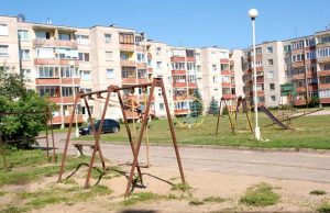 „Rokiškio komunalininko“ paslaugos – miestui ir jo žmonėms „Rokiškio komunalininkas“ siūlo miesto daugiabučių namų bendrijoms pačioms inicijuoti žaidimų aikštelių remontą. L.Dūdaitės nuotr.