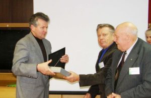 Už svarų įmonės indėlį rajone steigiant naujas darbo vietas UAB „Rokmelsta“ direktorių Joną Smalinską (kairėje) prieš keletą metų apdovanojo tuometinis Rokiškio darbo biržos direktorius Jonas Nemickas (dešinėje) bei Klientų aptarnavimo skyriaus vadovas Vitas Kačinskas. L.Dūdaitės nuotr.