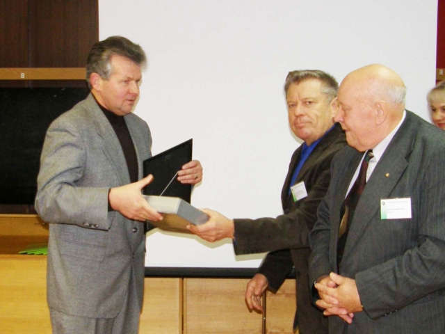 Už svarų įmonės indėlį rajone steigiant naujas darbo vietas UAB „Rokmelsta“ direktorių Joną Smalinską (kairėje) prieš keletą metų apdovanojo tuometinis Rokiškio darbo biržos direktorius Jonas Nemickas (dešinėje) bei Klientų aptarnavimo skyriaus vadovas Vitas Kačinskas. L.Dūdaitės nuotr.