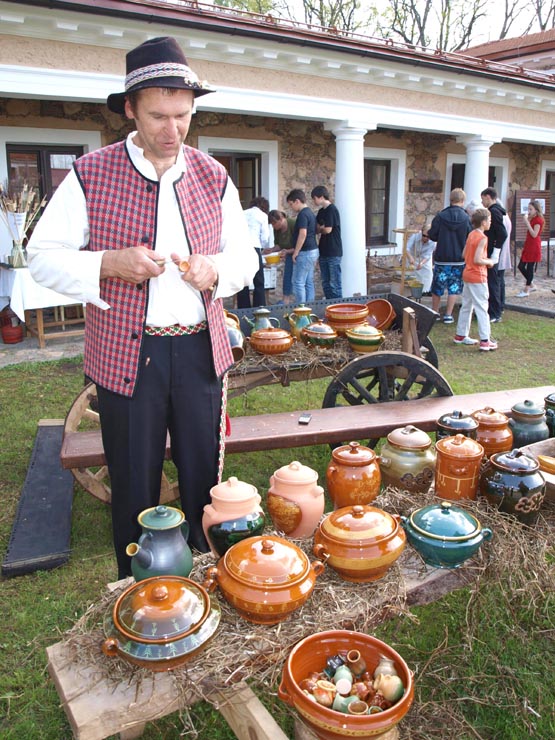 Puodžius Igoris Kovalevskis vienintelis rajone verčiasi masine keraminių indų gamyba