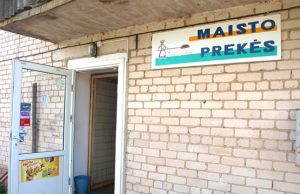 Ar kaimo parduotuvės duris puošti spyna? Ar užvers duris paskutinė Konstantinavos parduotuvė? L.Dūdaitės nuotr.