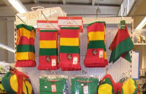 Pirkėjų akį traukia prekių su tautine ir krepšinio simbolika stendas. D.Zibolienės nuotr.