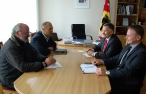 UAB „Pandmeta“ direktorius Vladimiras Župinas (iš kairės) ir konsultantas Vytautas Zaborskas susitikime su rajono meru Vytautu Viliu bei jo patarėju verslui ir investicijoms Valerijumi Rancevu aptarė specialistų rengimo problemas. J. Kalibataitės nuotr.