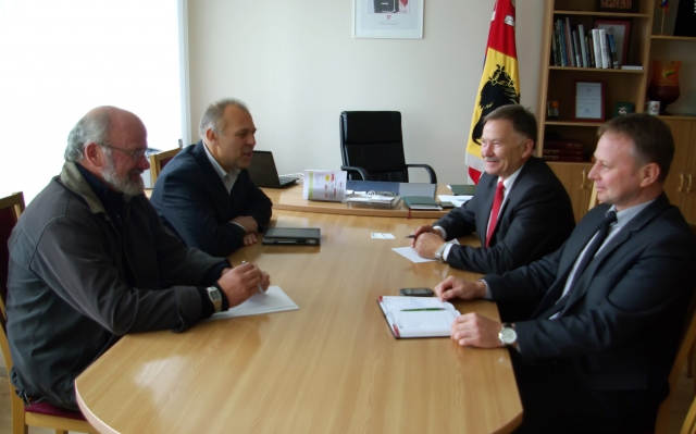 UAB „Pandmeta“ direktorius Vladimiras Župinas (iš kairės) ir konsultantas Vytautas Zaborskas susitikime su rajono meru Vytautu Viliu bei jo patarėju verslui ir investicijoms Valerijumi Rancevu aptarė specialistų rengimo problemas. J. Kalibataitės nuotr.