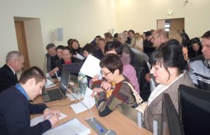 Apie terminuotą darbą, atostogas, atsiskaitymo lapelius… Prie seminaro lektorių Almanto Blažio ir Rimo Truncės stalo nusidriekė ilga eilė darbų saugos specialistų