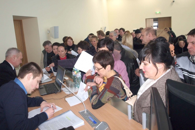 Prie seminaro lektorių Almanto Blažio ir Rimo Truncės stalo nusidriekė ilga eilė darbų saugos specialistų