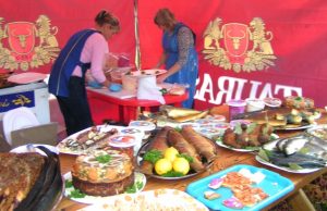 „Bajorų žuvies“ palapinėje parodos lankytojų laukė įvairiausi žuvies patiekalai. D.Zibolienės nuotr.