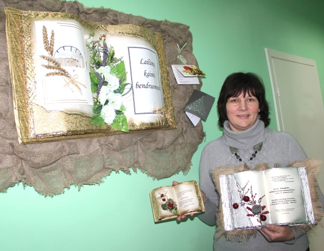 Lailūnietė Daiva Lukošiūnienė naujam gyvenimui prikelia senas knygas. D. Zibolienės nuotr.