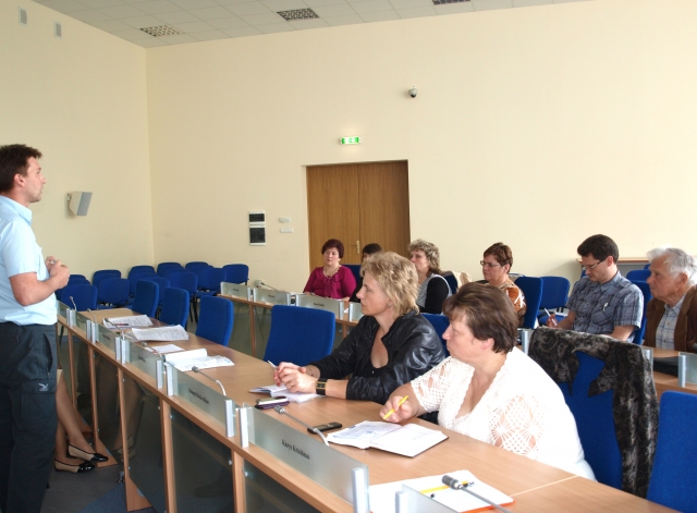 Valstybinės augalininkystės tarnybos Panevėžio regioninio skyriaus vedėjas Vaidas Spokavičius su seminaro dalyviais diskutavo apie vaismedžių sodinukų kokybę ir pirkėjams taikomas garantijas. L.Dūdaitės nuotr. Valstybinės augalininkystės tarnybos Panevėžio regioninio skyriaus vedėjas Vaidas Spokavičius su seminaro dalyviais diskutavo apie vaismedžių sodinukų kokybę ir pirkėjams taikomas garantijas. L.Dūdaitės nuotr.