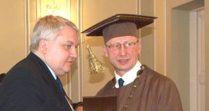 Aleksandro Stulginskio universiteto rektorius profesorius A.Maziliauskas (dešinėje) mecenato diplomą įteikė UAB „Ivabaltė“ generaliniam direktoriui I.Tarvydžiui. L.Dūdaitės nuotr.