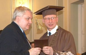 Aleksandro Stulginskio universiteto rektorius profesorius A.Maziliauskas (dešinėje) mecenato diplomą įteikė UAB „Ivabaltė“ generaliniam direktoriui I.Tarvydžiui. L.Dūdaitės nuotr.