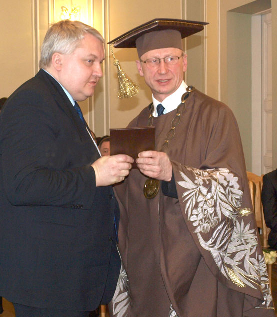 Aleksandro Stulginskio universiteto rektorius profesorius A.Maziliauskas (dešinėje) mecenato diplomą įteikė UAB „Ivabaltė“ generaliniam direktoriui I.Tarvydžiui. L.Dūdaitės nuotr.
