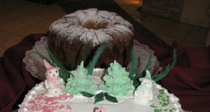 Rokiškėnai mielai perka šventiškai puoštus “Darolos” tortus. N.Byčkovskio nuotr.