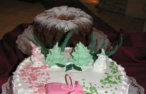 Rokiškėnai mielai perka šventiškai puoštus “Darolos” tortus. N.Byčkovskio nuotr.