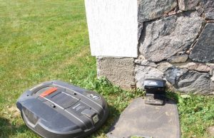 Vejapjovė-robotas pats susiranda įkrovimo stotį. L.Dūdaitės nuotr.