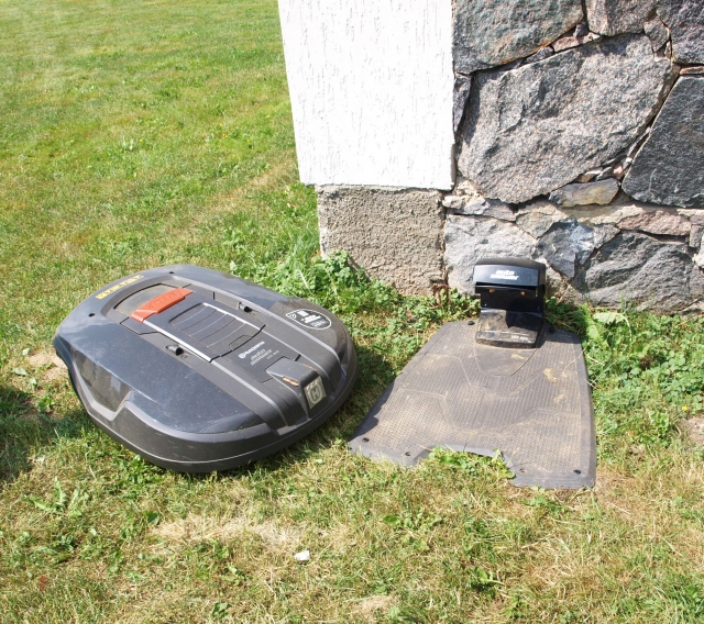 Vejapjovė-robotas pats susiranda įkrovimo stotį. L.Dūdaitės nuotr.