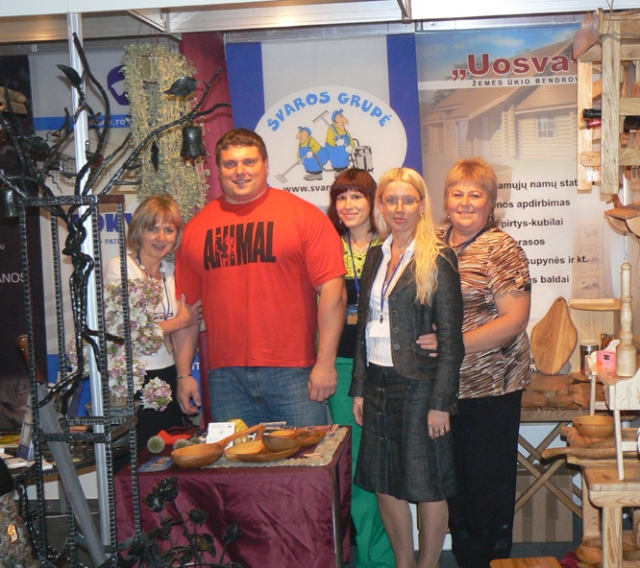 Rajono verslininkų paviljonų neaplenkė rokiškėnų produkcija susižavėjęs stipriausias žmogus Žydrūnas Savickas (antras iš kairės). Asmeninio archyvo nuotr.