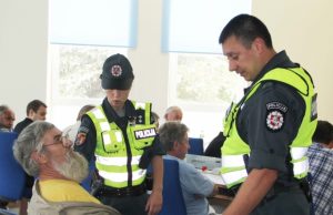Rajono taryboje sumaištį kėlusį Aleksejų Veselovą išsivedė policijos pareigūnai. D. Zibolienės nuotr.