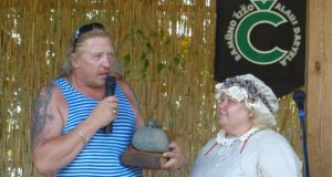 Ketvirtojo čempionato nugalėtojui Vidmantui Stasilioniui prizą įteikė šventės vedėja Violeta Mičiulienė. V.Čypo nuotr.