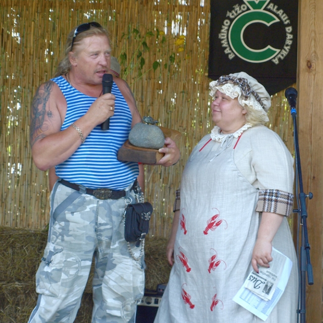 Ketvirtojo čempionato nugalėtojui Vidmantui Stasilioniui prizą įteikė šventės vedėja Violeta Mičiulienė. V.Čypo nuotr.