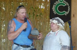 Baikeris mikliai gliaudo vėžius Nugalėtojui Vidmantui Stasilioniui prizą įteikė renginio vedėja Violeta Mičiulienė. V.Čypo nuotr.