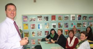 „Teo“ projektų vadovas E.Steponavičius rajono bibliotekininkėms aiškino skaitmeninės televizijos privalumus. L.Dūdaitės nuotr.