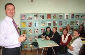 „Teo“ projektų vadovas E.Steponavičius rajono bibliotekininkėms aiškino skaitmeninės televizijos privalumus. L.Dūdaitės nuotr.