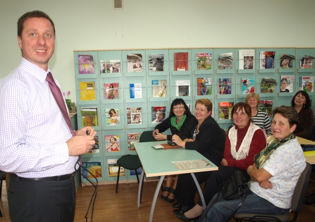 „Teo“ projektų vadovas E.Steponavičius rajono bibliotekininkėms aiškino skaitmeninės televizijos privalumus. L.Dūdaitės nuotr.