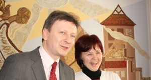 Skemų socialinės globos namų vyriausioji slaugytoja Daiva Kavoliūnienė sveikatos apsaugos viceministrui A.Klišoniui priminė apie būtinybę didinti slaugos darbuotojų atlyginimus. D.Zibolienės nuotr.