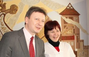 Skemų socialinės globos namų vyriausioji slaugytoja Daiva Kavoliūnienė sveikatos apsaugos viceministrui A.Klišoniui priminė apie būtinybę didinti slaugos darbuotojų atlyginimus. D.Zibolienės nuotr.