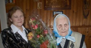 100 metų sulaukusi Uršulė Viduolienė dėkojo dukrai Genovaitei Žiaugrienei už meilę bei priežiūrą senatvėje. D.Zibolienės nuotr.