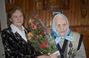 Antrajame šimtmetyje dienos slys kaip sviestu pateptos! 100 metų sulaukusi Uršulė Viduolienė dėkojo dukrai Genovaitei Žiaugrienei už meilę bei priežiūrą senatvėje. D.Zibolienės nuotr.