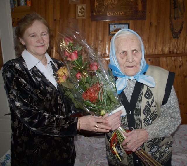 100 metų sulaukusi Uršulė Viduolienė dėkojo dukrai Genovaitei Žiaugrienei už meilę bei priežiūrą senatvėje. D.Zibolienės nuotr. 100 metų sulaukusi Uršulė Viduolienė dėkojo dukrai Genovaitei Žiaugrienei už meilę bei priežiūrą senatvėje. D.Zibolienės nuotr.