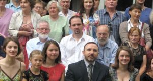 Po iškilmingo Justino Vienožinskio memorialinio muziejaus atidarymo kultūros ministras A.Gelūnas įsiamžino su jaunąja Vienožinskių šeimos karta. N.Byčkovskio nuotr.
