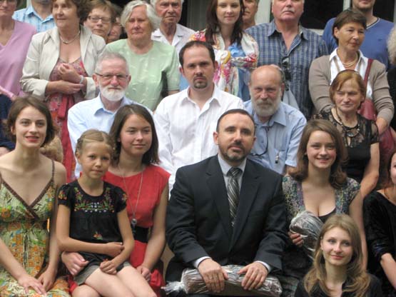 Po iškilmingo Justino Vienožinskio memorialinio muziejaus atidarymo kultūros ministras A.Gelūnas įsiamžino su jaunąja Vienožinskių šeimos karta. N.Byčkovskio nuotr.