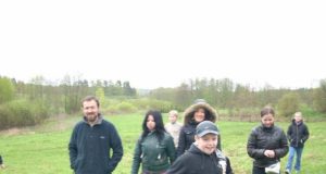 Tiberiados bendruomenėje vaikai ir brolis vienuolis Egidijus (kairėje) rožinį kalbėjo vaikščiodami po sodą.