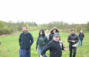 Kitokia mokslo metų pabaiga: viešnagė vienuolių bendruomenėje Tiberiados bendruomenėje vaikai ir brolis vienuolis Egidijus (kairėje) rožinį kalbėjo vaikščiodami po sodą.