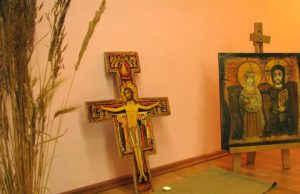 Jaunimo centrui vienuoliai dovanojo kryžių (centre). N.Byčkovskio nuotr.