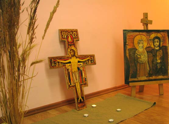 Jaunimo centrui vienuoliai dovanojo kryžių (centre). N.Byčkovskio nuotr.